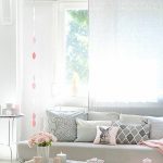 table-de-salon-en-palette-sur-roues-et-jolie-lanterne-rose