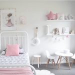 chambre-fille-scandinave-lit-barreaux-murs-blancs-minimaliste-simple-style-nordique-rose-poudre-pastel-meubles-en-bois